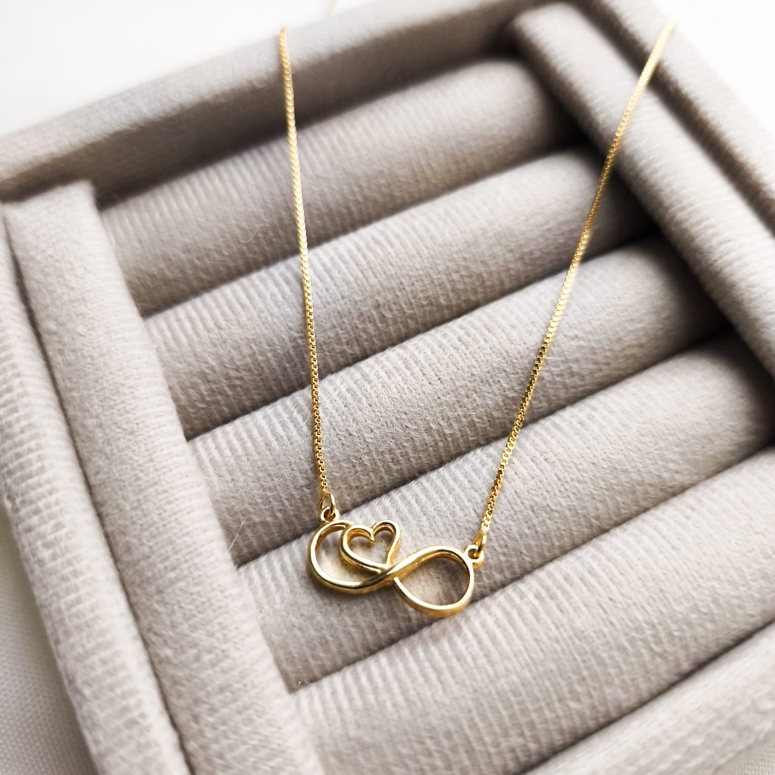 Colar Infinity - Formato de Infinito e Coração - Coleção Aurora - Banhado a Ouro 18k