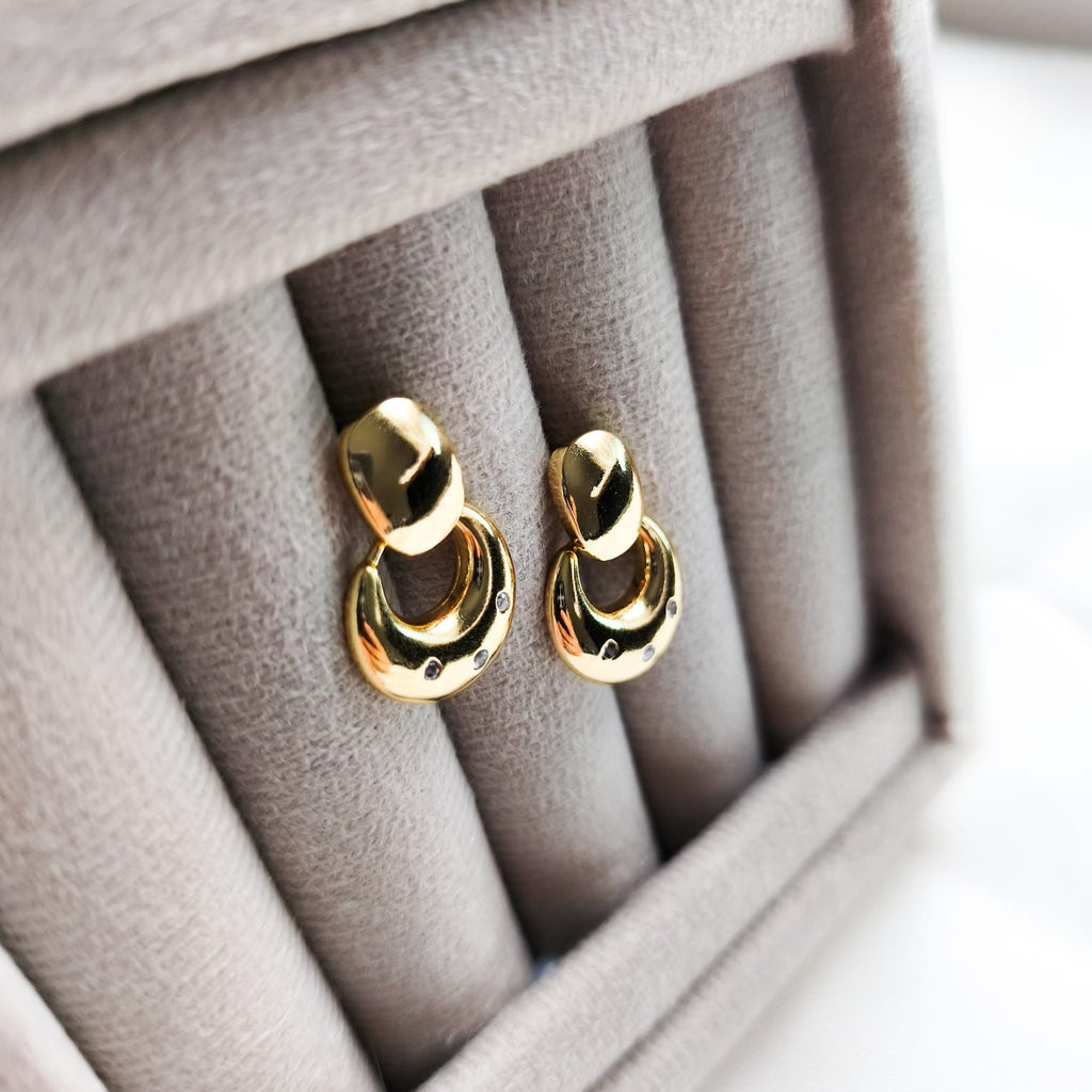 Brinco Serena - Detalhado Com Zircônias -Coleção Aurora - Banhado a  Ouro 18k