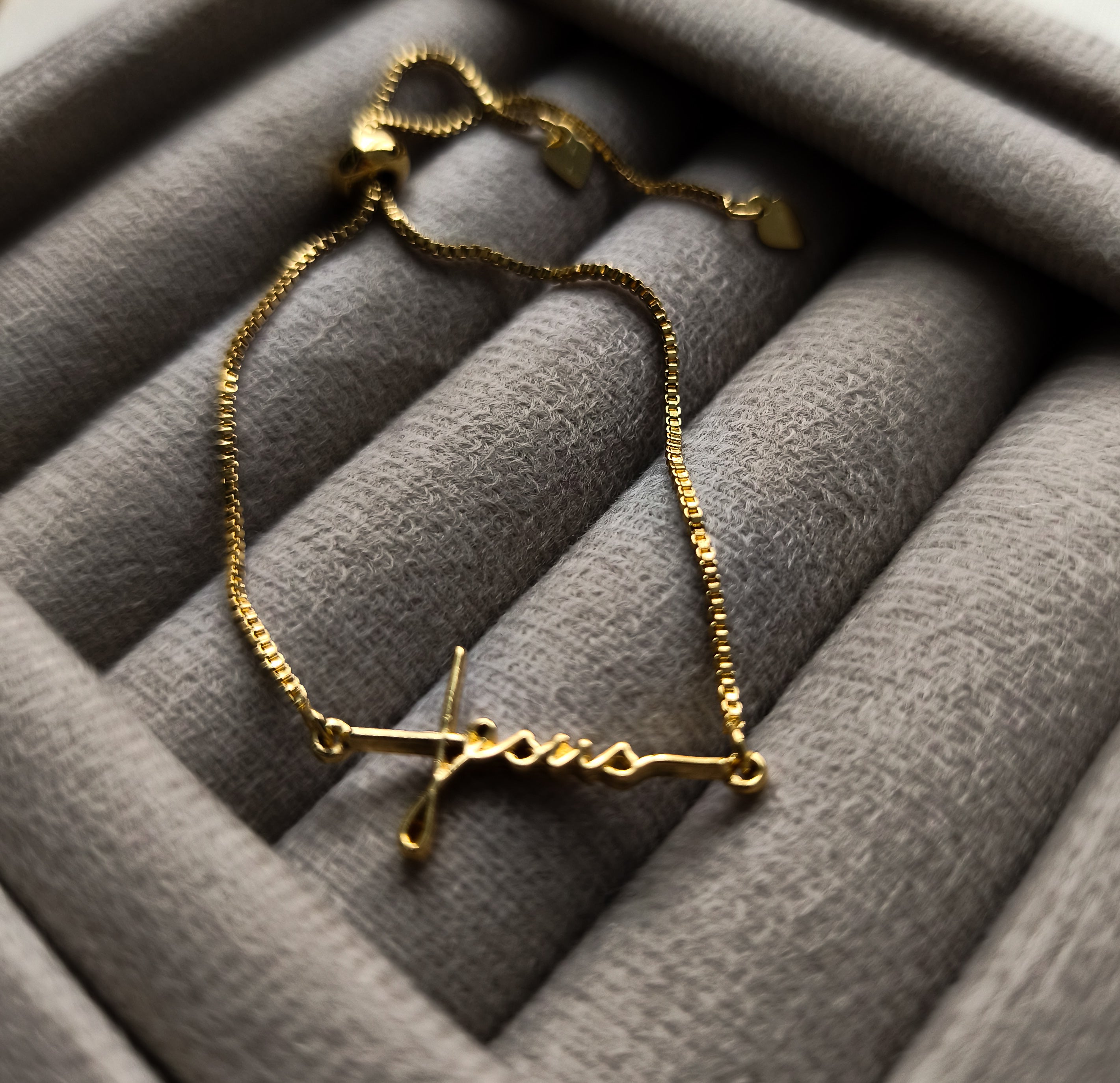 Pulseira Jesus - Detalhada Com Micro Zircônias - Coleção Aurora - Banhada a Ouro 18k