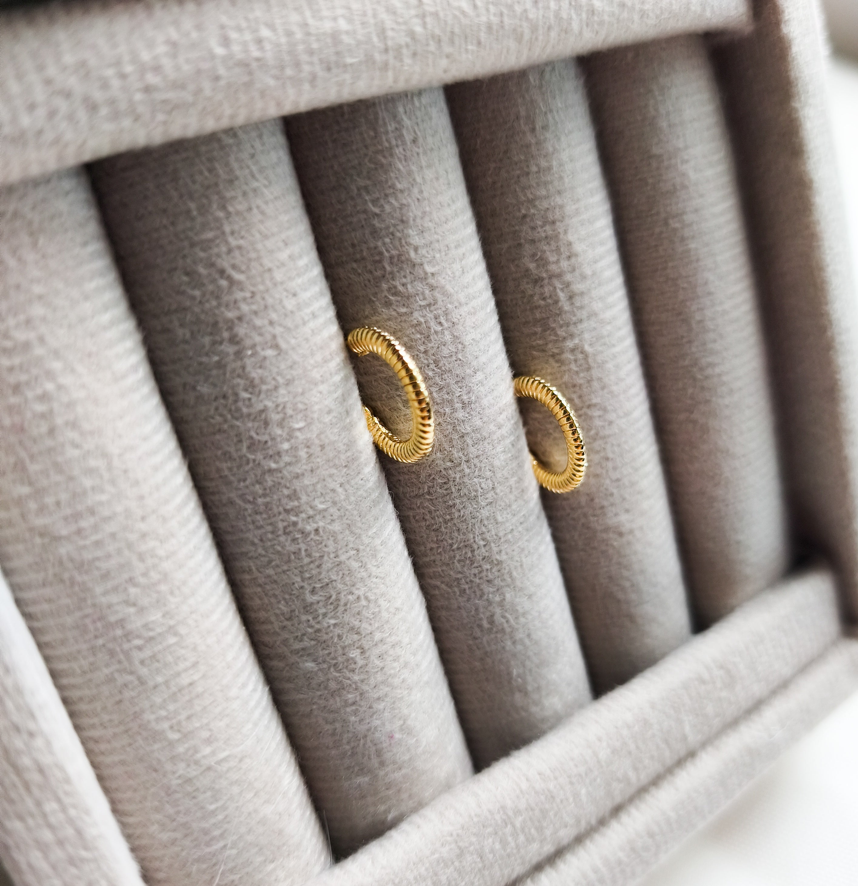 Argola Lótus -  Pequena - Coleção Aurora - Banhado a Ouro 18k