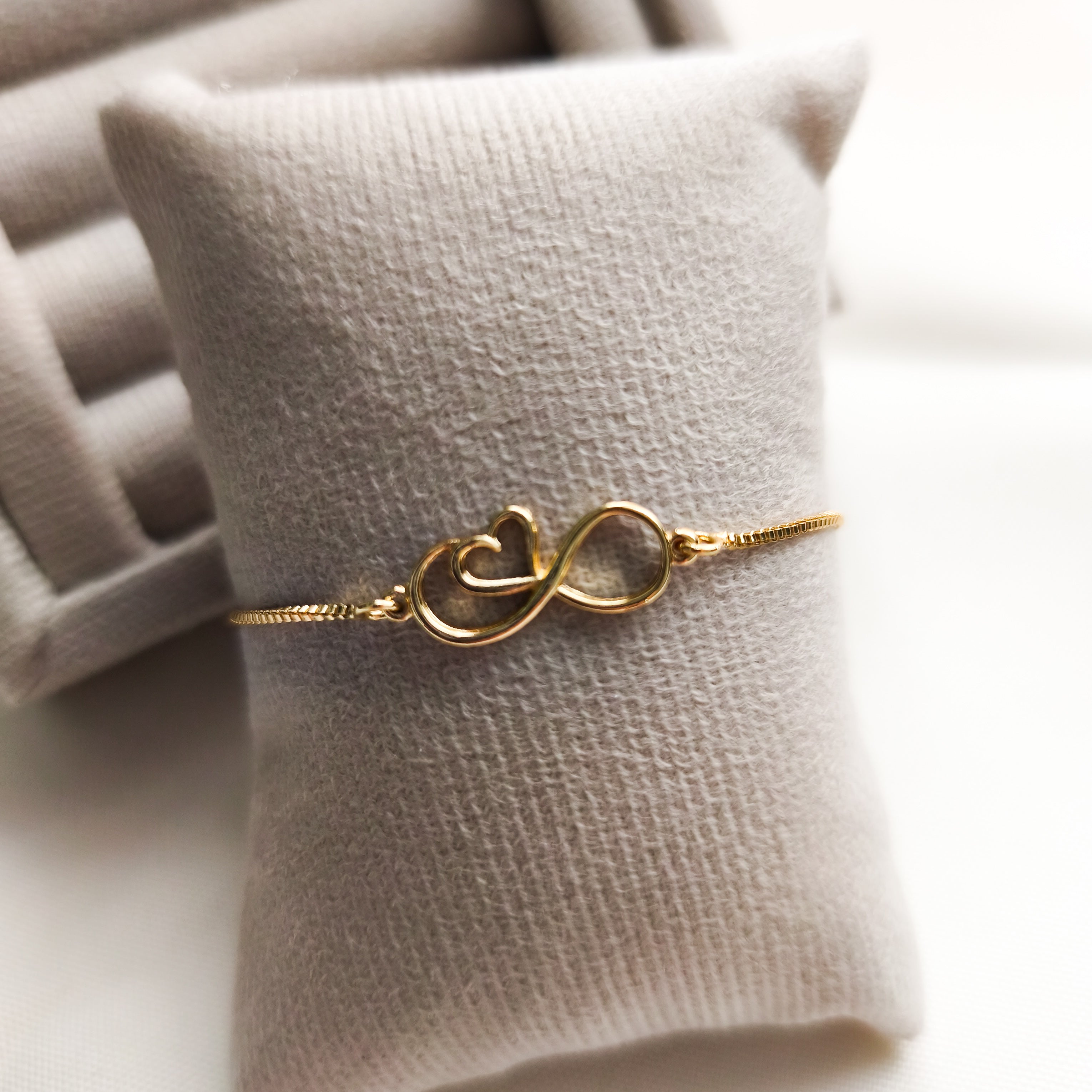 Pulseira Infinity - Símbolo do Infinito e Coração - Coleção Aurora - Banhada a Ouro 18k