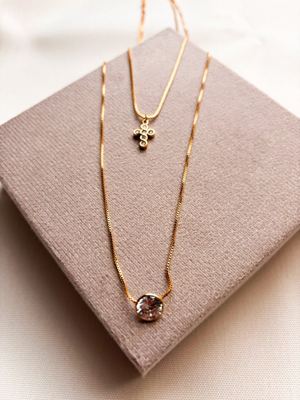 Colar Ponto Celeste - Duplo Colar C/ Pingentes de Ponto de Luz  e Cruz - Coleção Aurora - Banhado a Ouro 18k