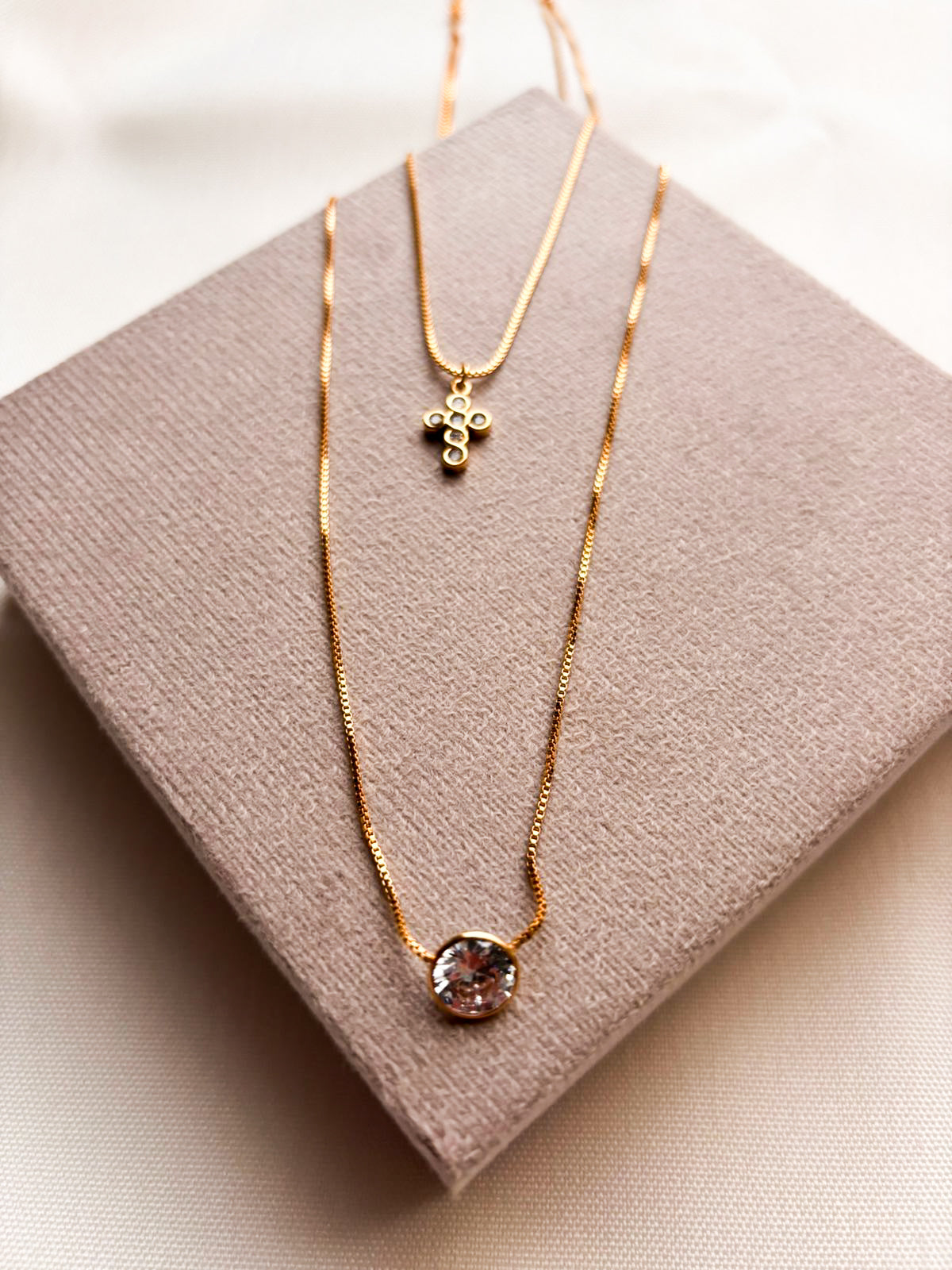 Colar Ponto Celeste - Duplo Colar C/ Pingentes de Ponto de Luz  e Cruz - Coleção Aurora - Banhado a Ouro 18k