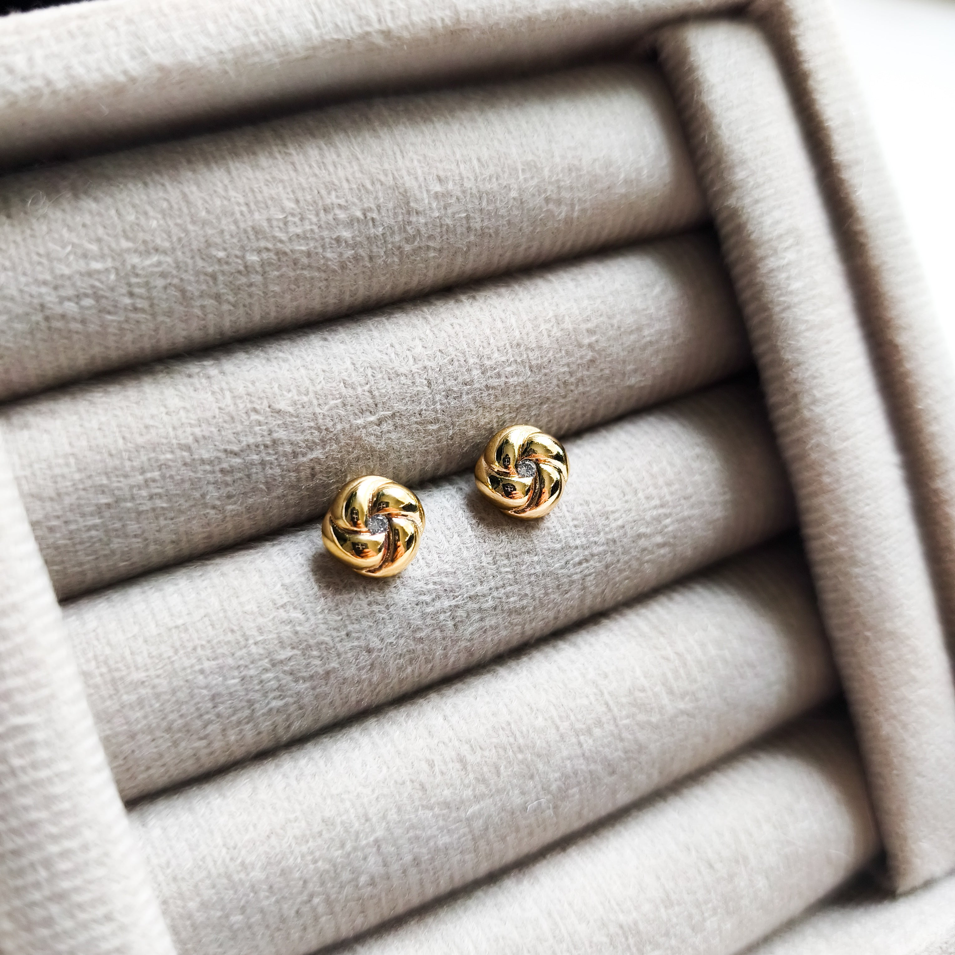 Brinco Flora - Detalhado Com Zircônias - Coleção Aurora - Banhado a Ouro 18k