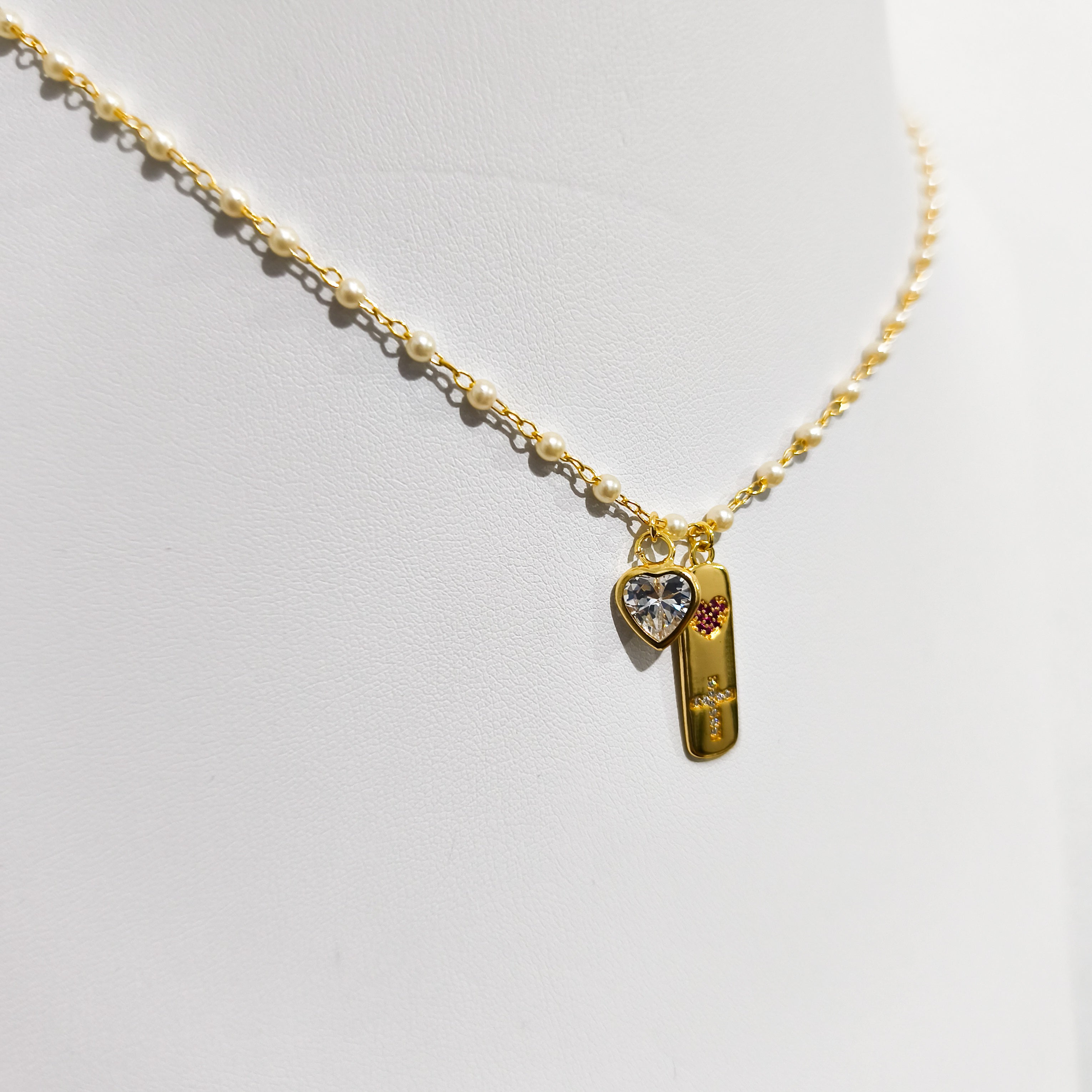 Colar Essência - Detalhado Com Perolas e Pingentes de Cruz e Coração - Coleção Aurora - Banhado a Ouro 18k