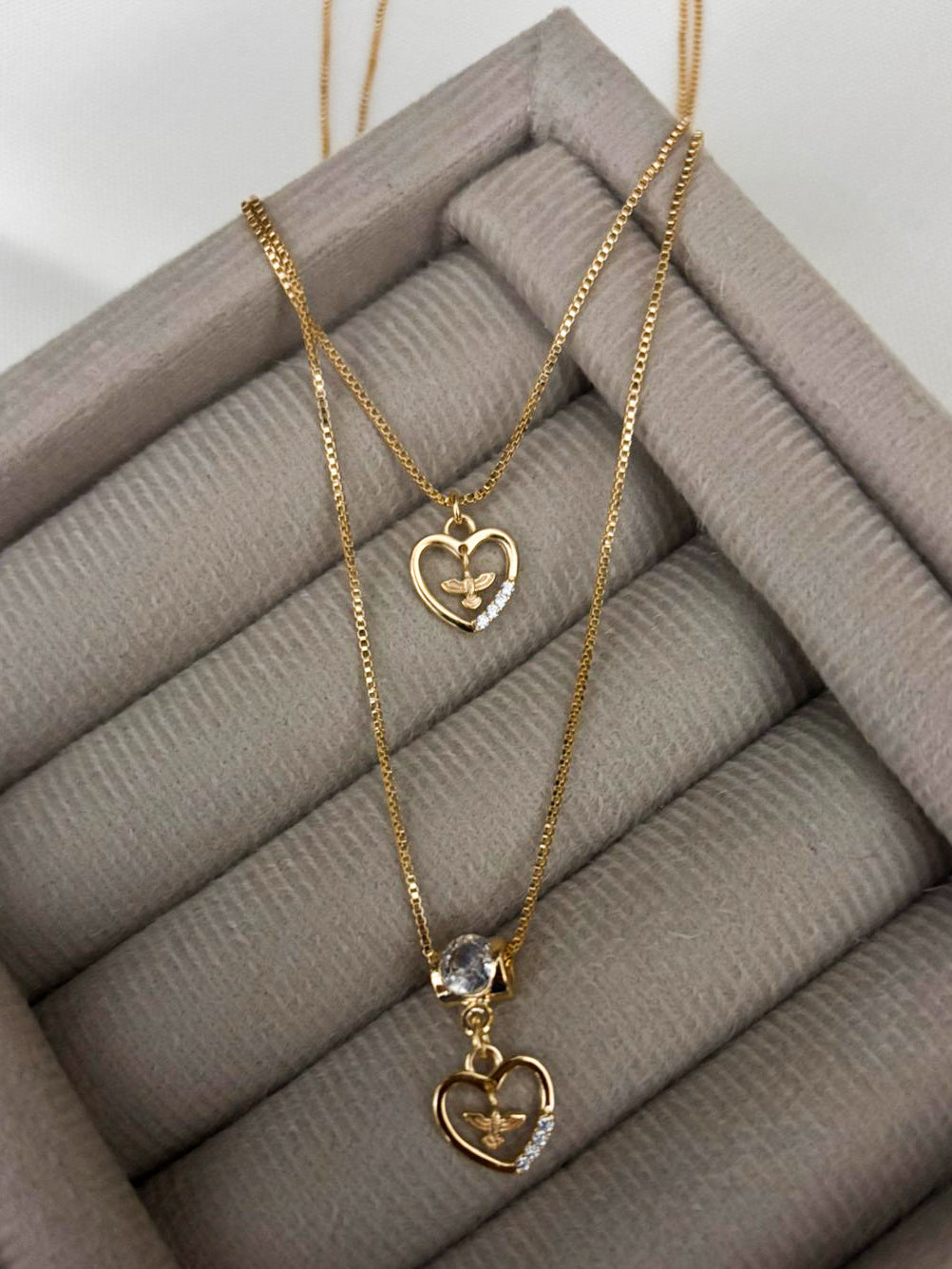 Colar Divine - Duplo Colar C/ Pingentes de Coração e Espírito Santo - Coleção Aurora - Banhado a Ouro 18k