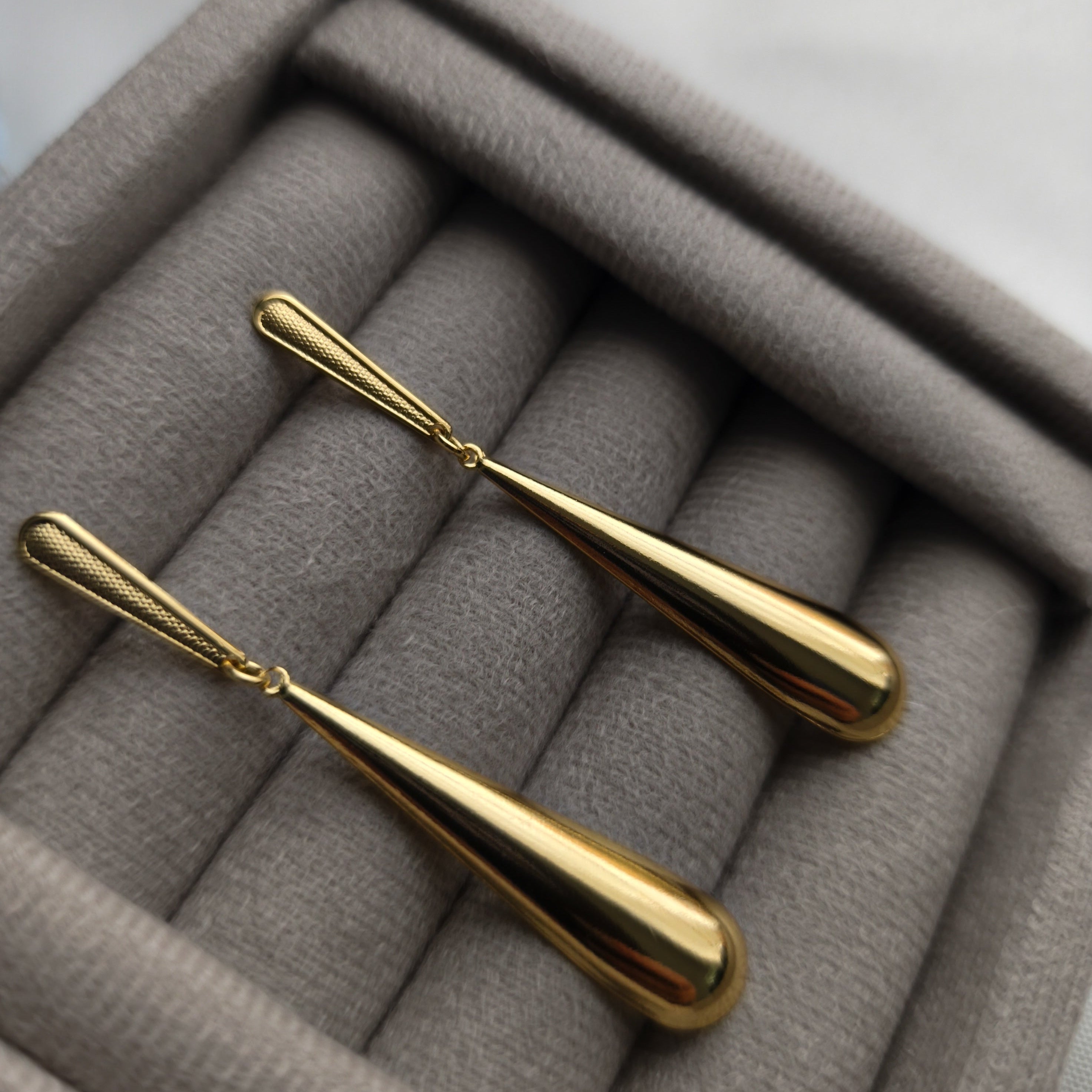 Brinco Impacto Longo - Coleção Aurora - Banhado a Ouro 18k