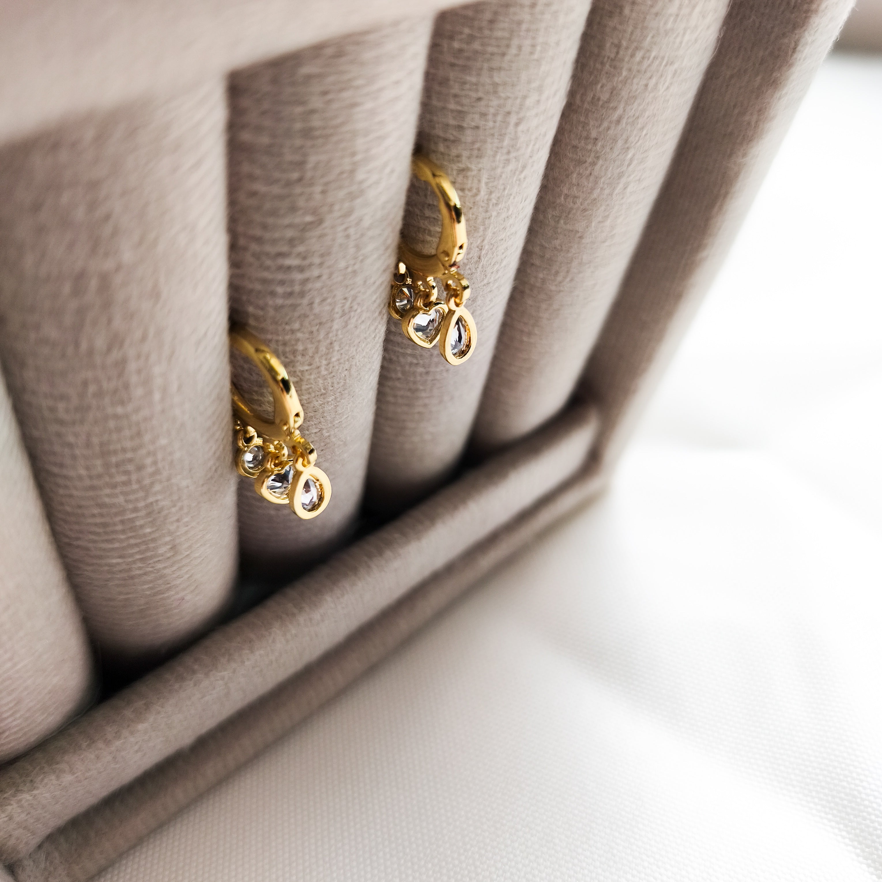 Argola Jasmim - Detalhado Com Zircônias - Coleção Aurora - Banhado a Ouro 18K