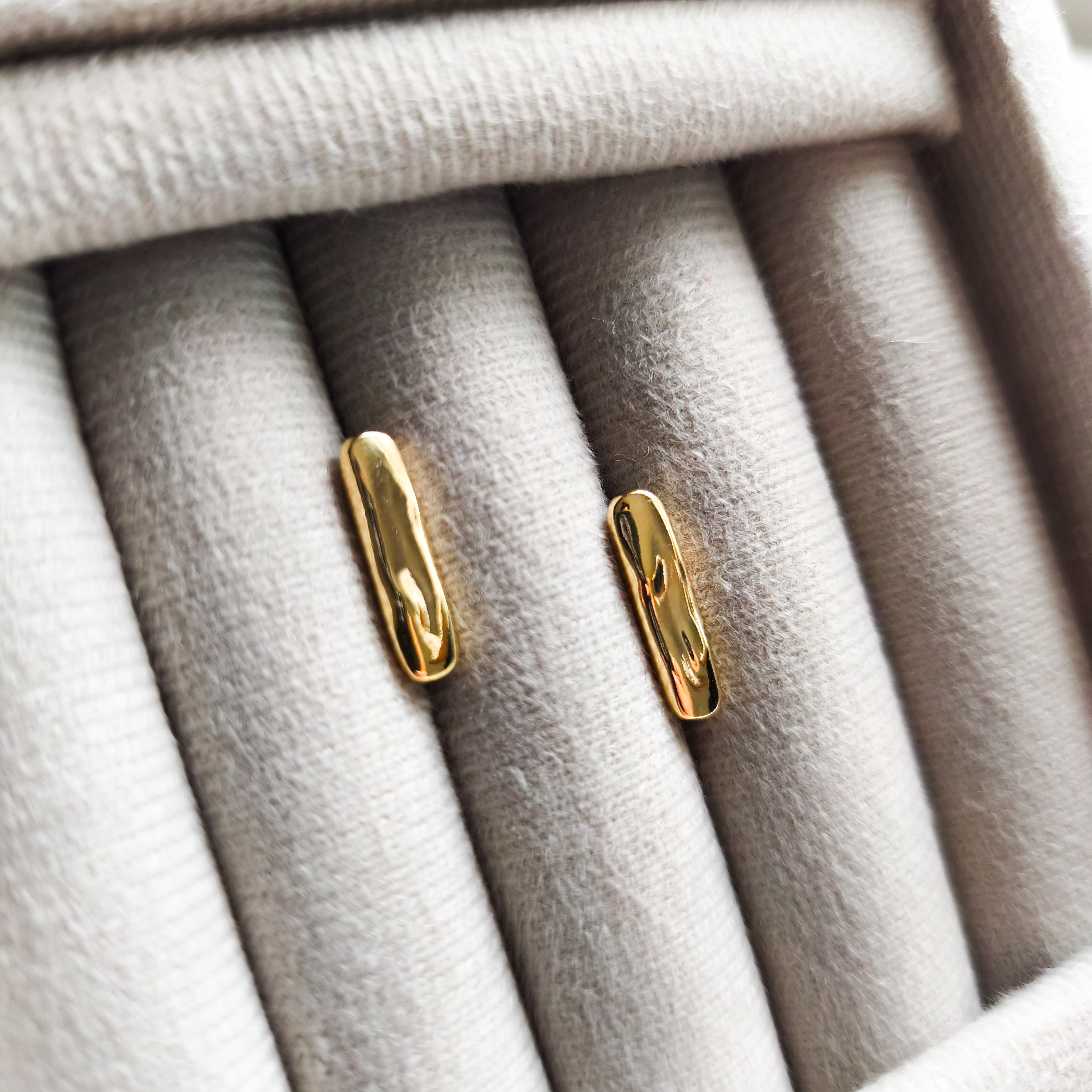 Brinco Lira - Formato Geométrico - Coleção Aurora - Banhado a Ouro 18k