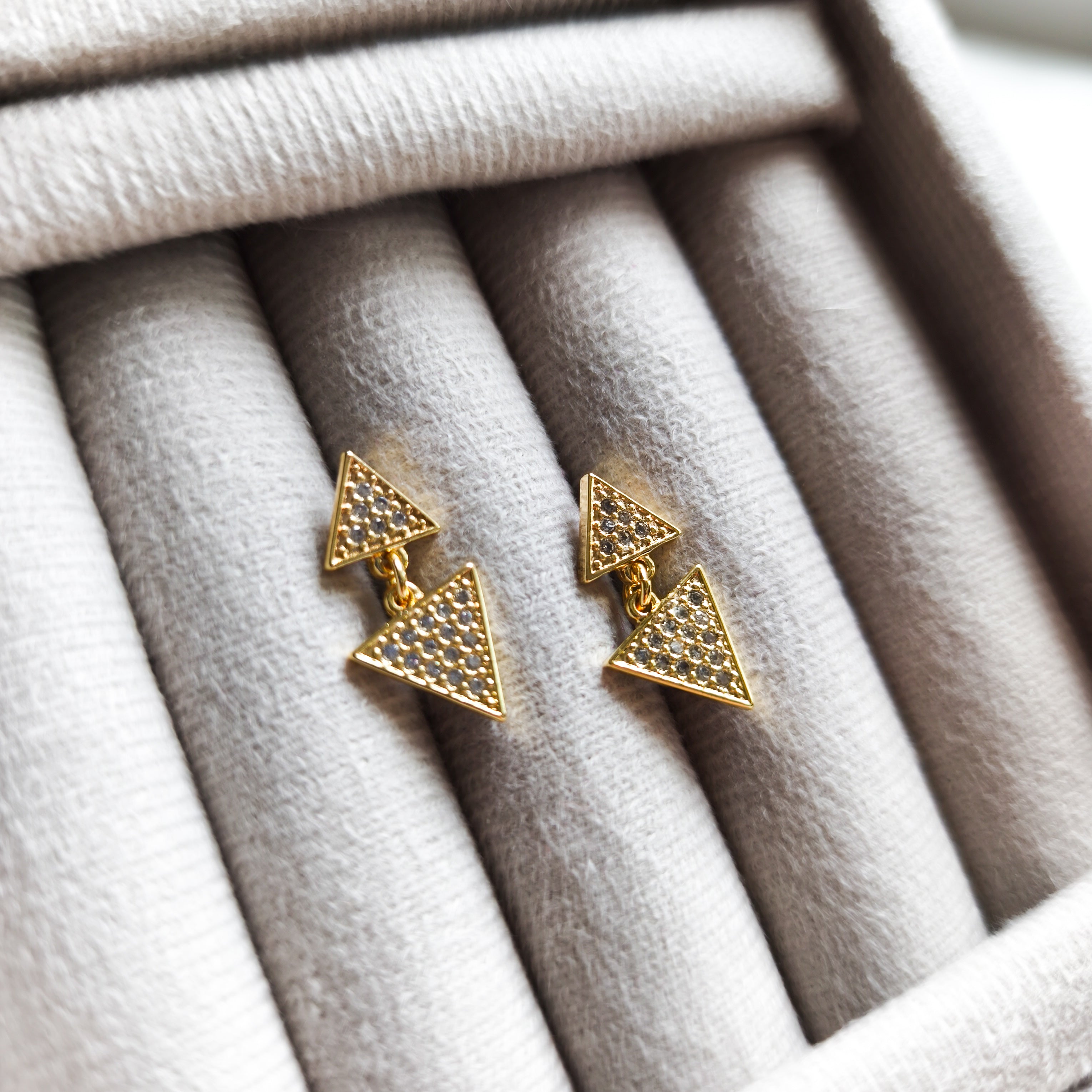 Brinco Horizonte - Cravejado Com Micro Zircônias - Coleção Aurora - Banhado a Ouro 18k