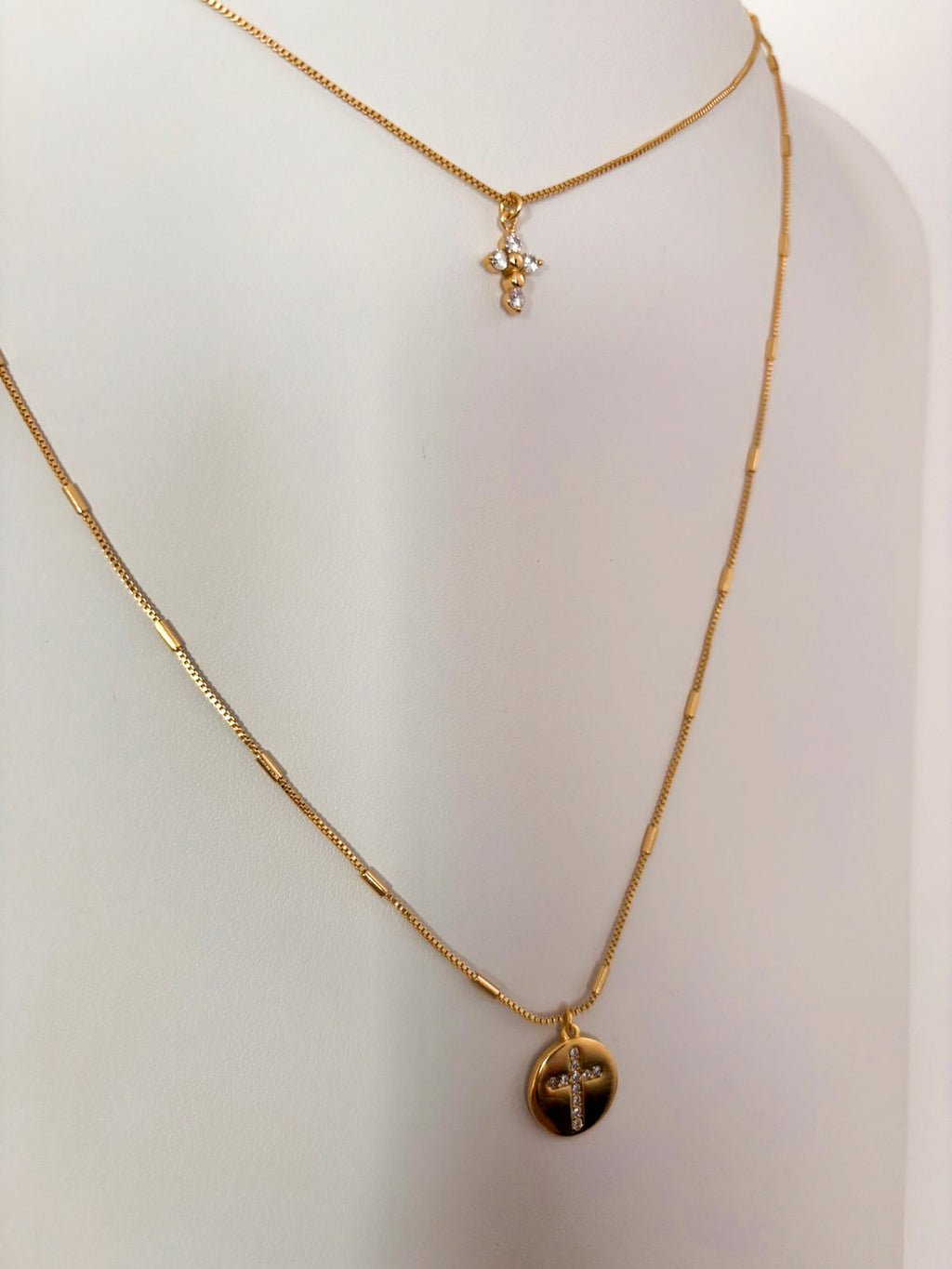 Colar Sublime - Duplo Colar C/ Pingentes de Cruz - Coleção Aurora - Banhado a Ouro 18k