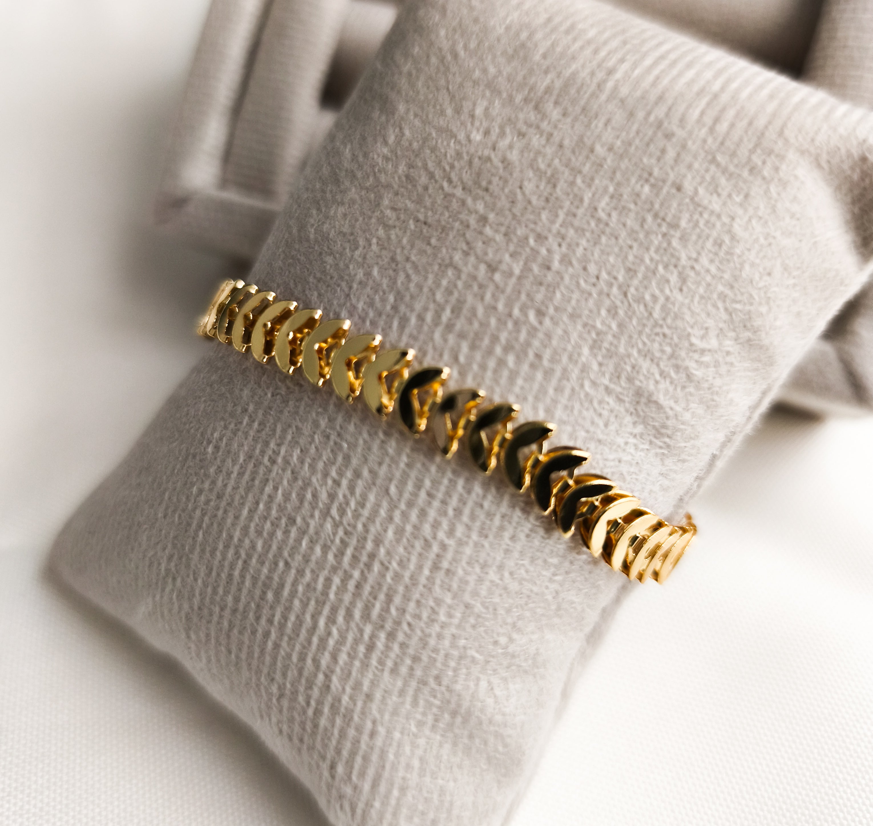 Pulseira Aurora Glow - Detalhes em Escamas - Coleção Aurora - Banhada a Ouro 18k