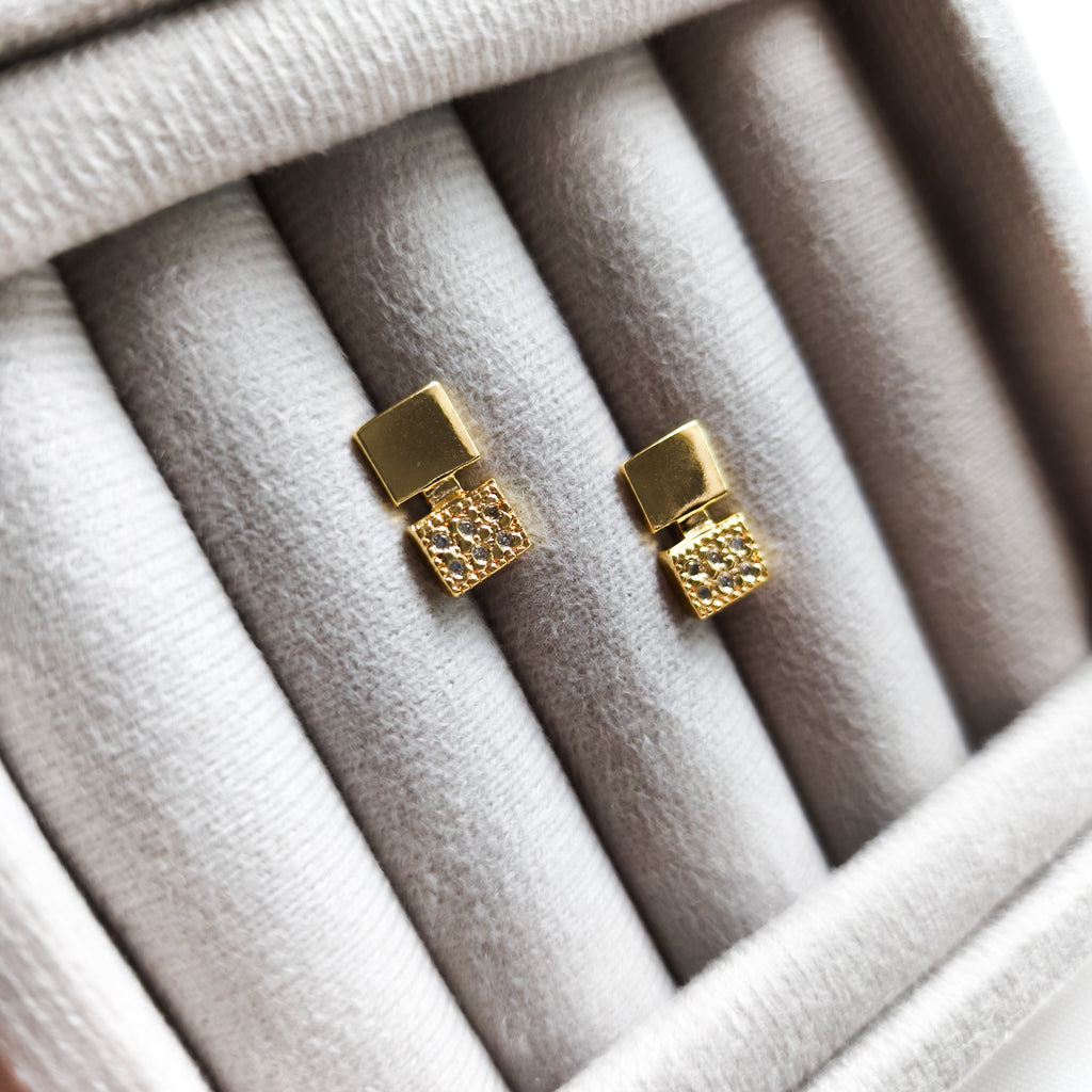 Brinco Doce Luz - Cravejado Com Micro Zircônias - Coleção Aurora - Banhado a Ouro 18k