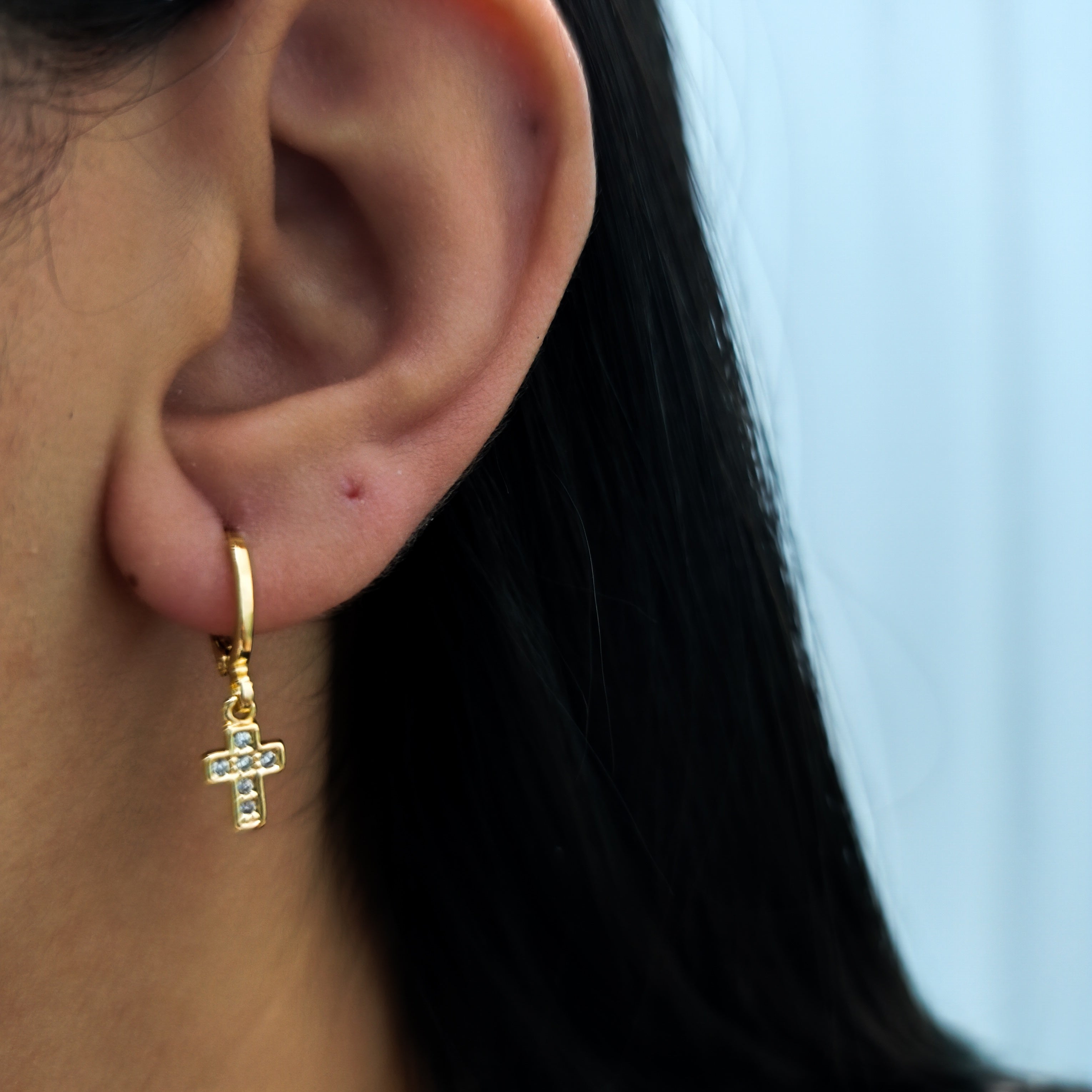 Argola Majestade - Detalhadas Com Pingente de Cruz - Coleção Aurora - Banhado a Ouro 18k