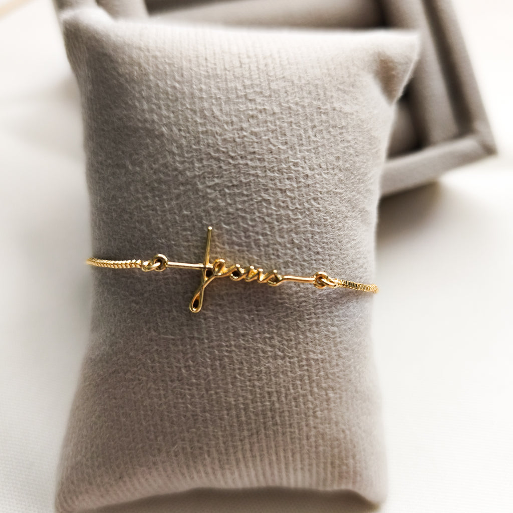 Pulseira Jesus - Detalhada Com Micro Zircônias - Coleção Aurora - Banhada a Ouro 18k