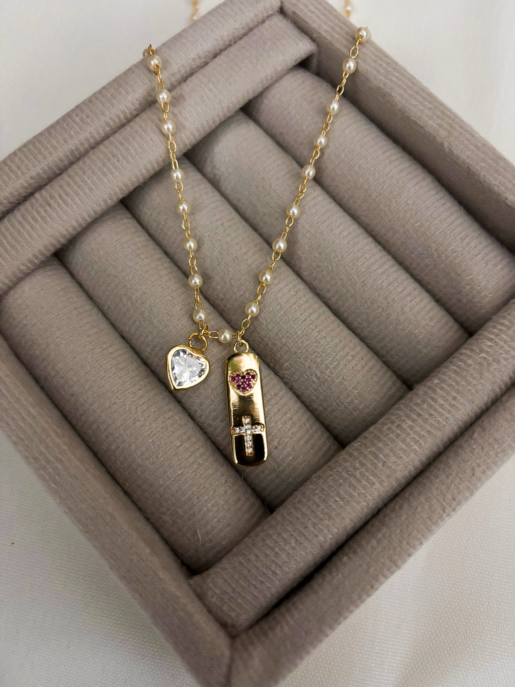 Colar Essência - Detalhado Com Perolas e Pingentes de Cruz e Coração - Coleção Aurora - Banhado a Ouro 18k