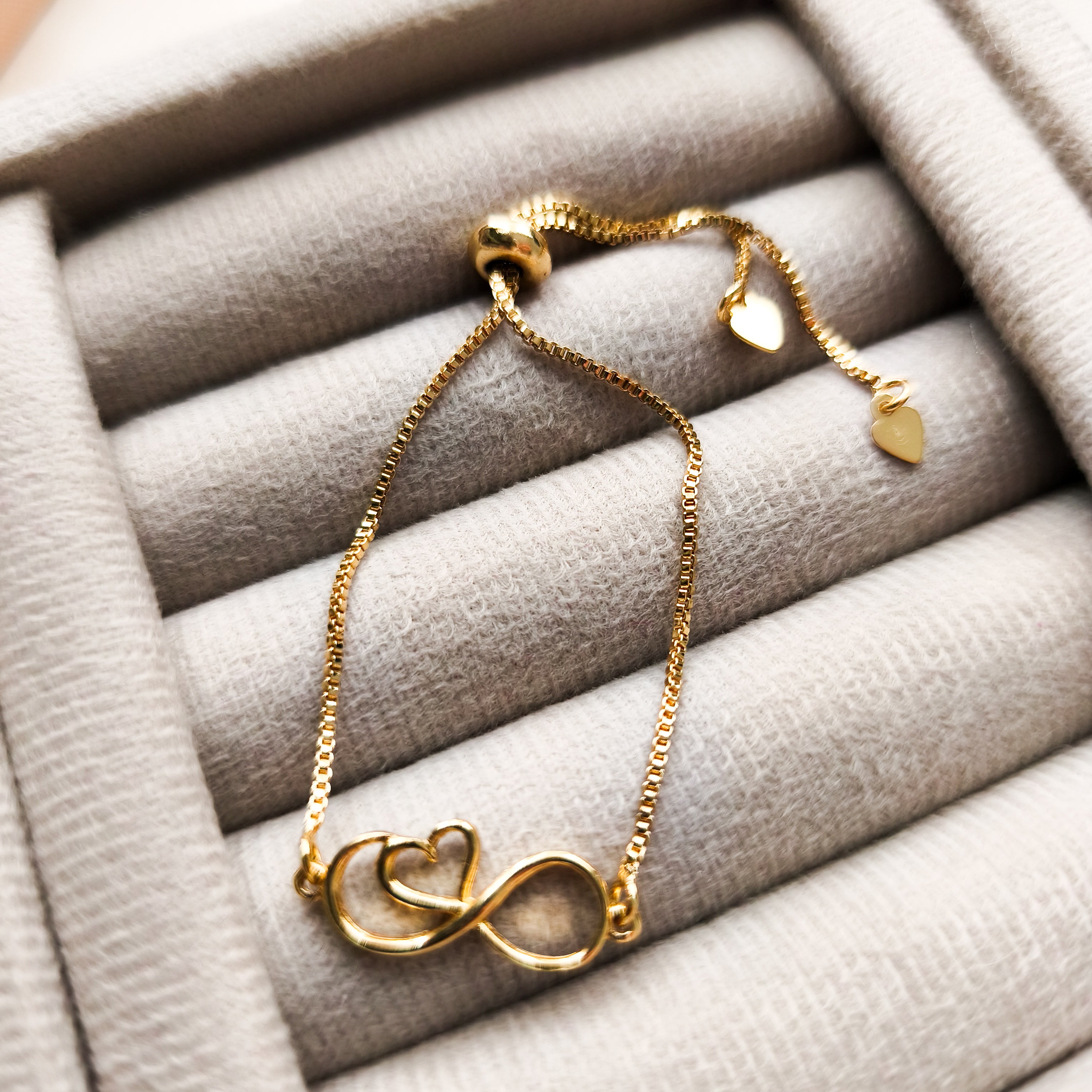 Pulseira Infinity - Símbolo do Infinito e Coração - Coleção Aurora - Banhada a Ouro 18k