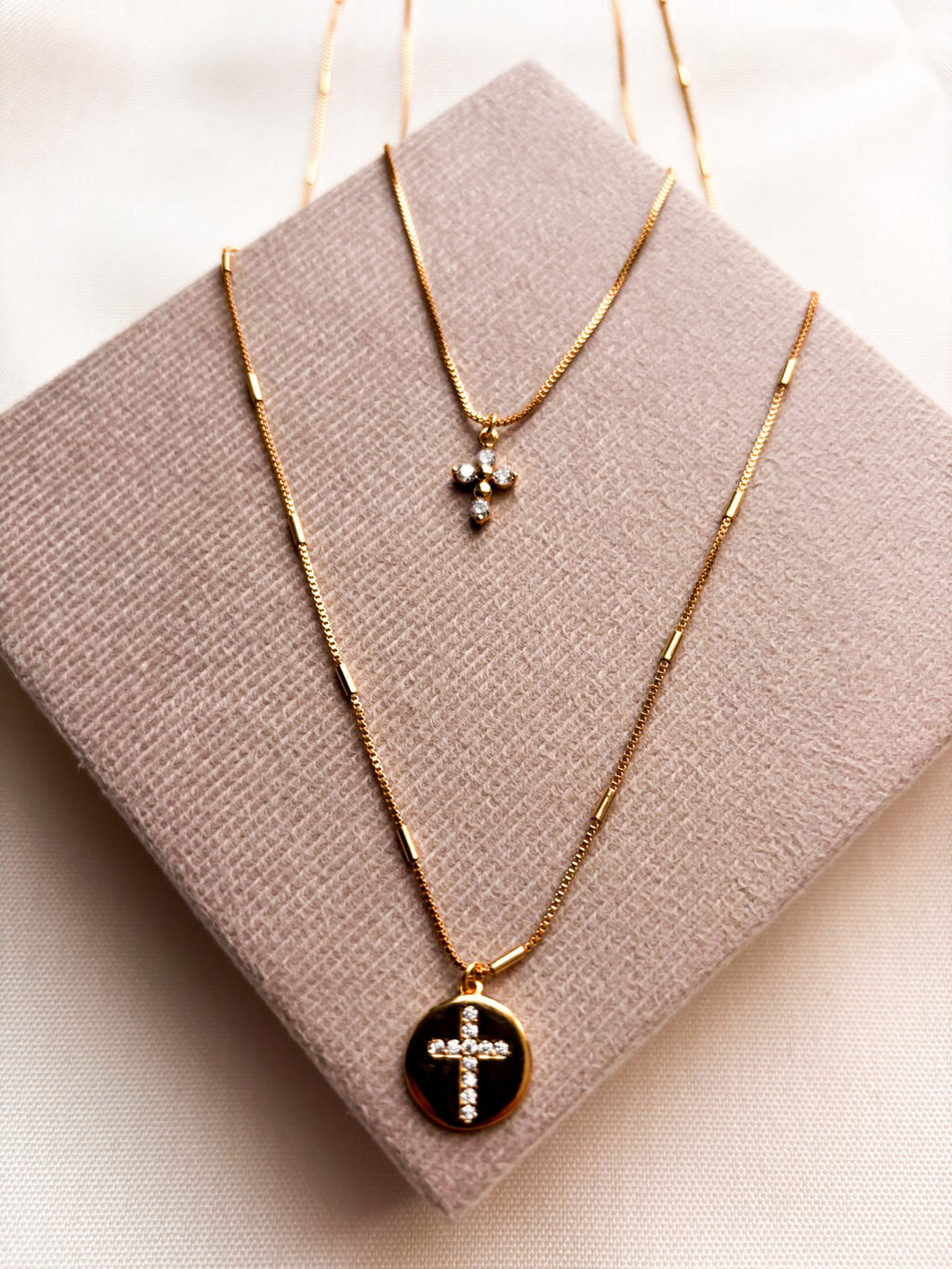 Colar Sublime - Duplo Colar C/ Pingentes de Cruz - Coleção Aurora - Banhado a Ouro 18k