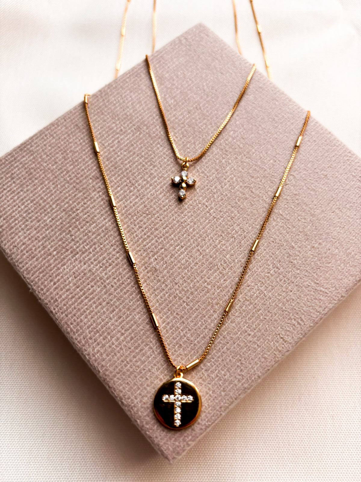 Colar Sublime - Duplo Colar C/ Pingentes de Cruz - Coleção Aurora - Banhado a Ouro 18k