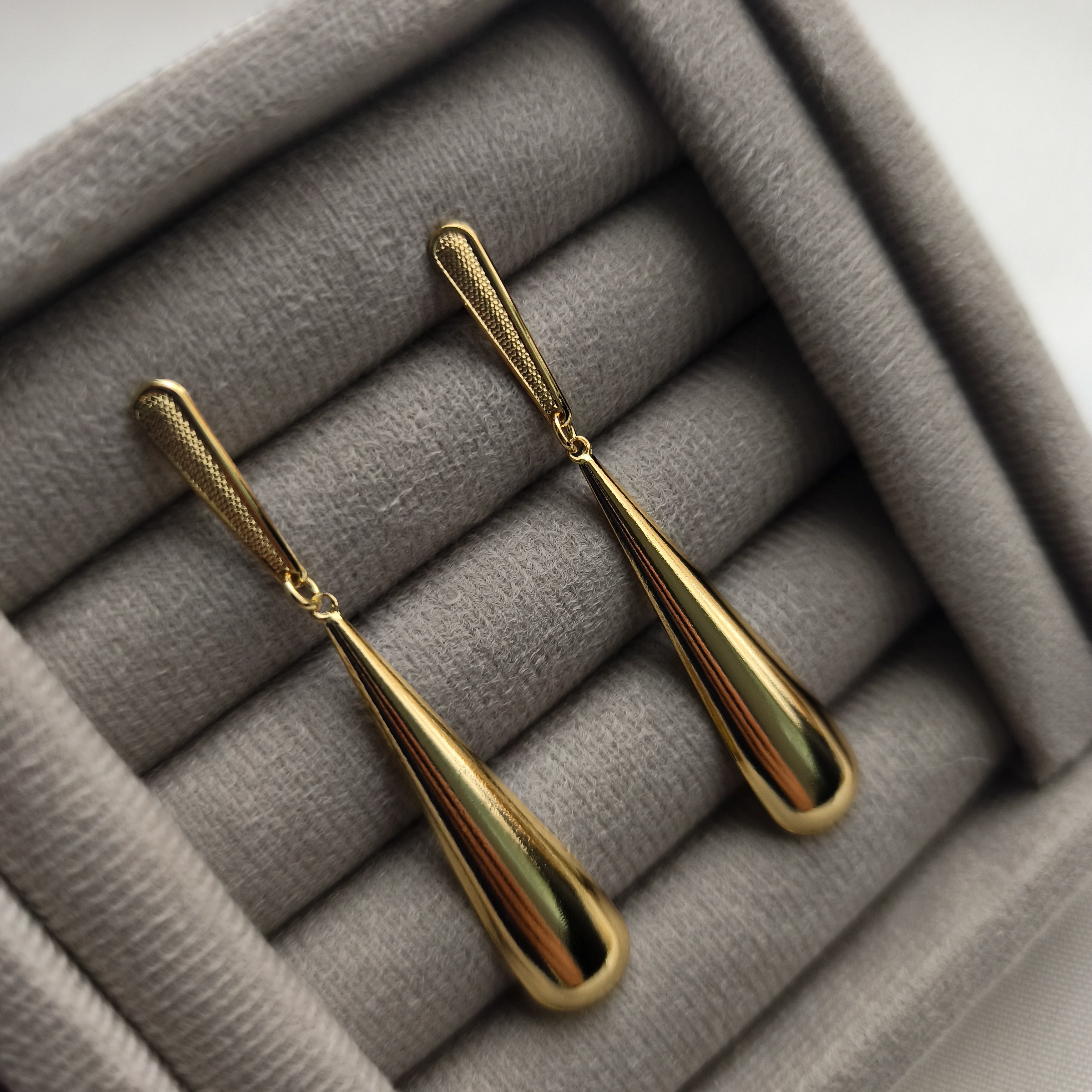 Brinco Impacto Longo - Coleção Aurora - Banhado a Ouro 18k