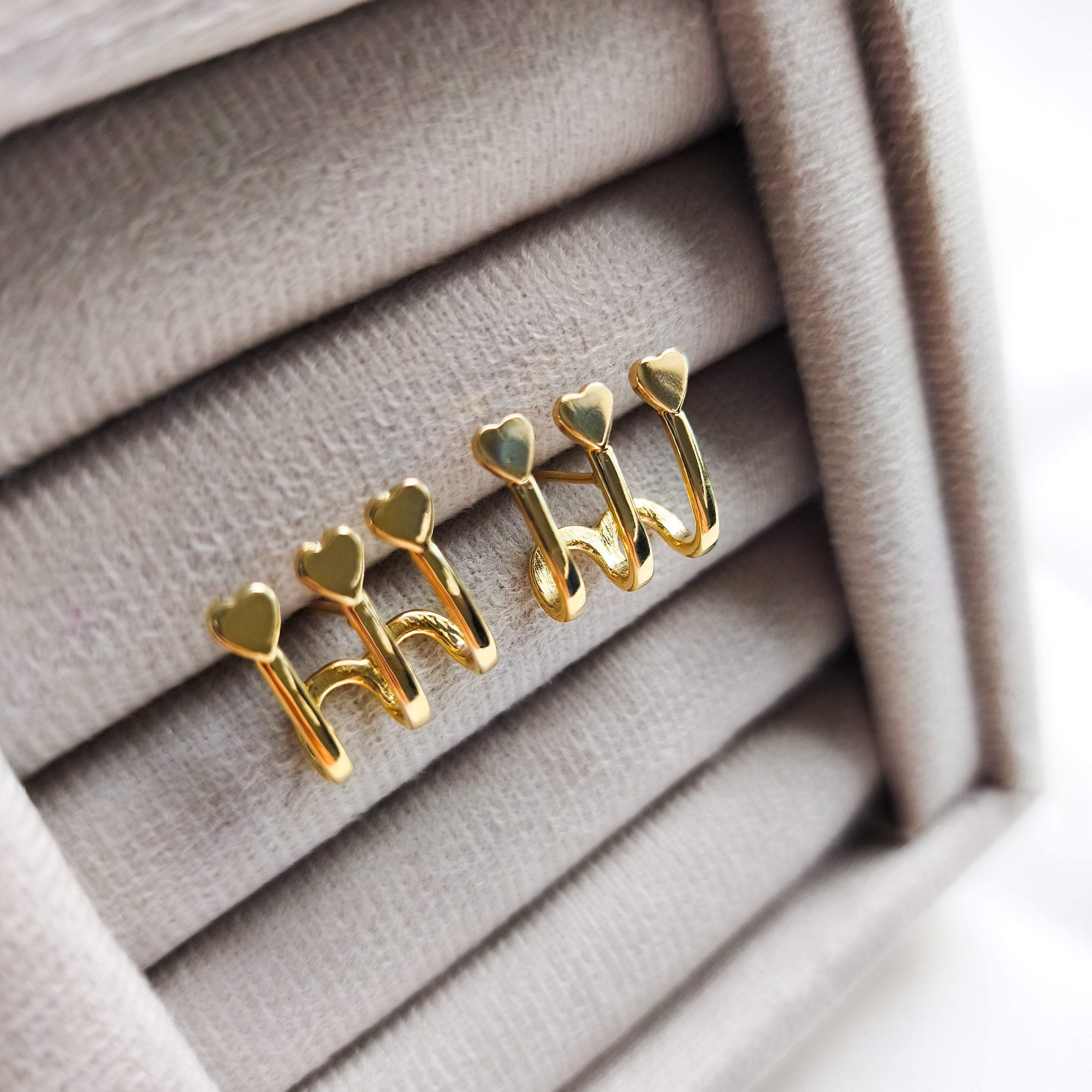 Brinco Ayla - Detalhado Com Pequenos Corações - Coleção Aurora - Banhado a Ouro 18k