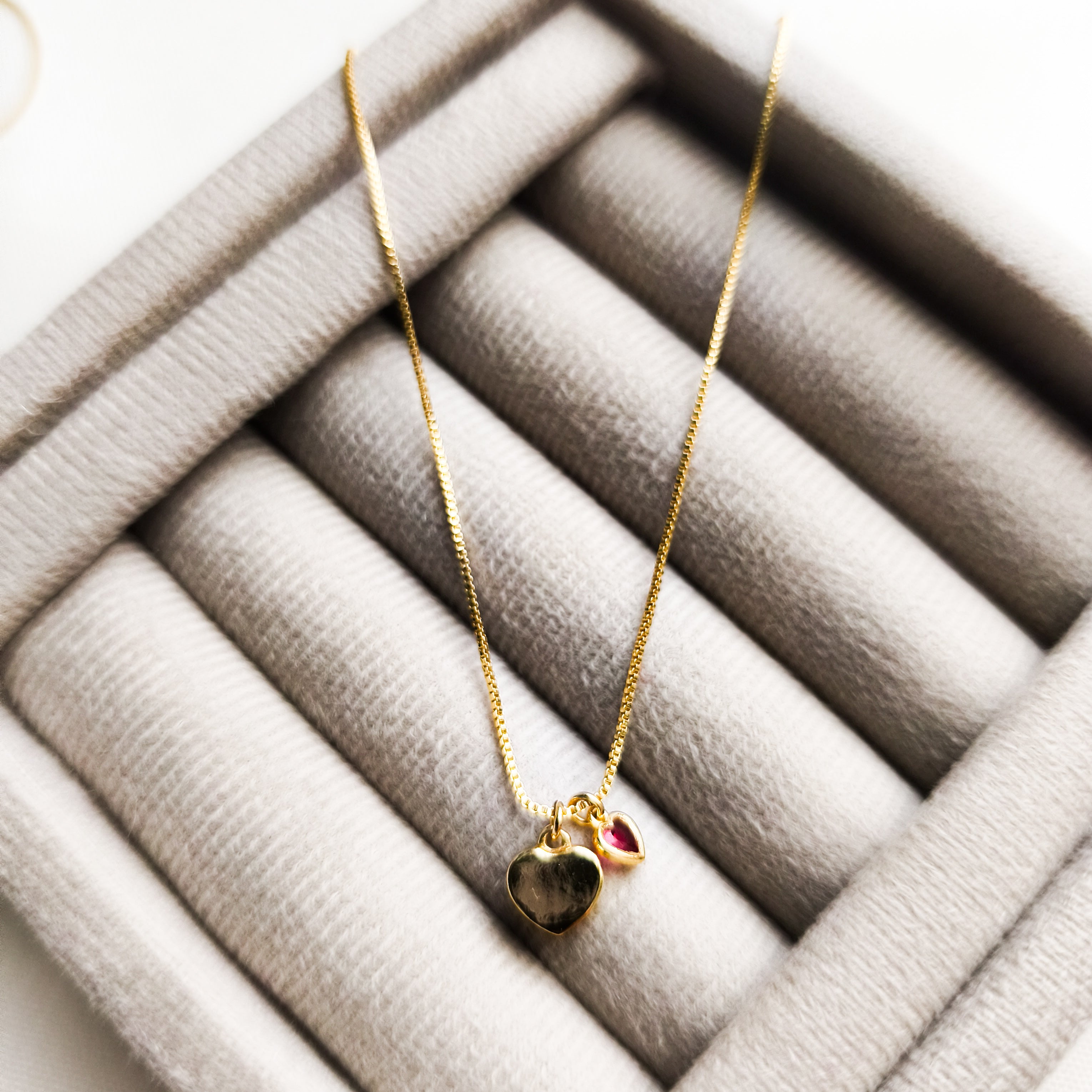 Colar Encanto - Detalhado C/ Pingentes de Coração - Coleção Aurora - Banhado a Ouro 18k