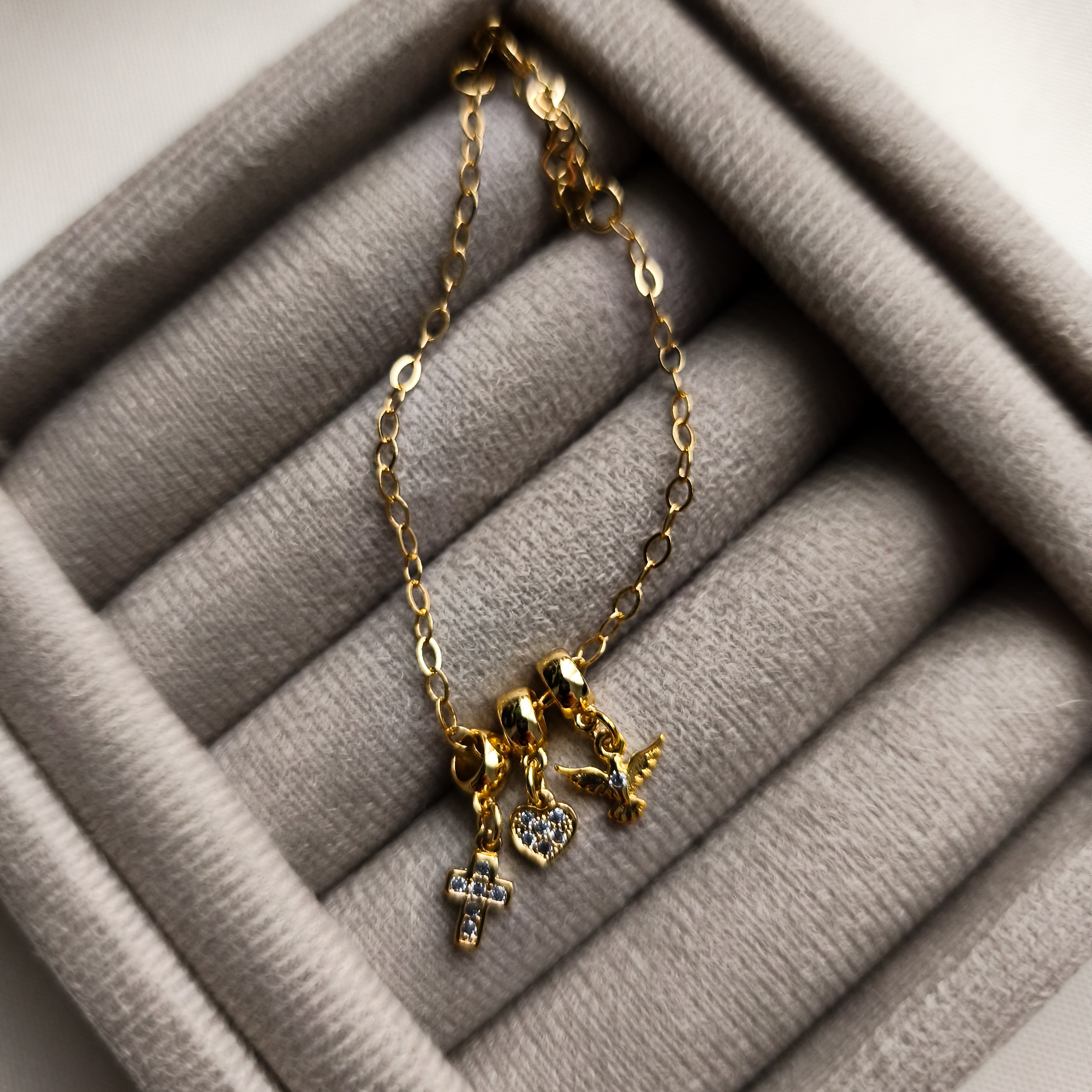 Pulseira Celeste - Detalhada Com Micro Zircônias - Coleção Aurora - Banhada a Ouro 18k