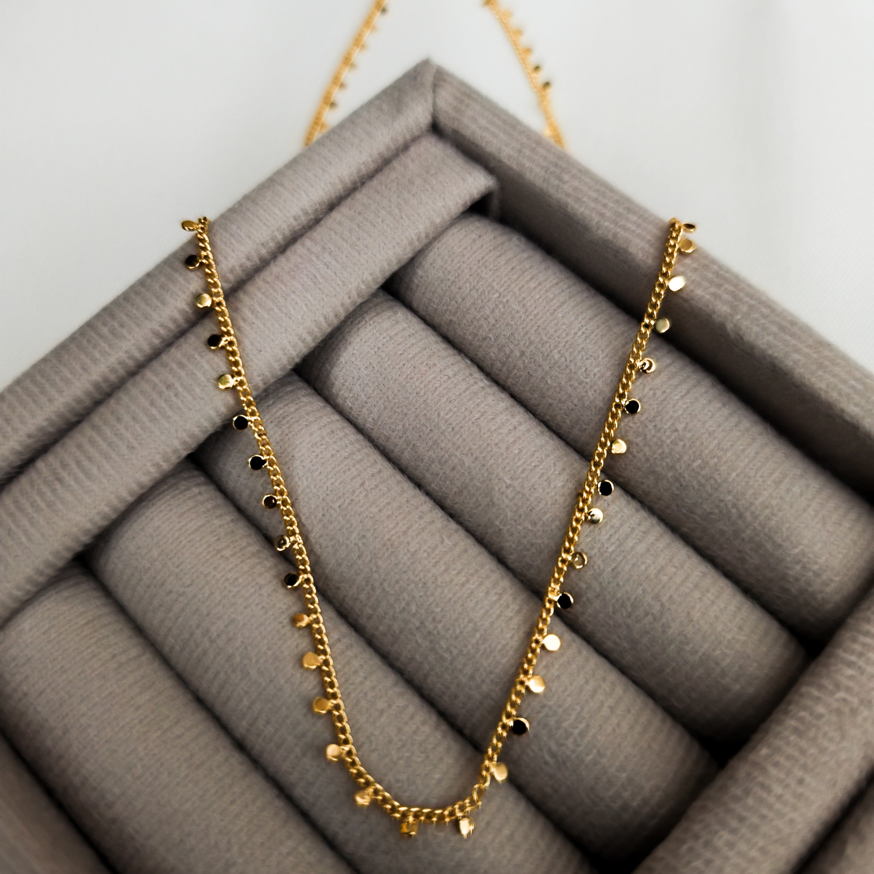 Colar Fio De Ouro - Detalhado Com Pequenas Esferas - Coleção Aurora - Banhado a Ouro 18k