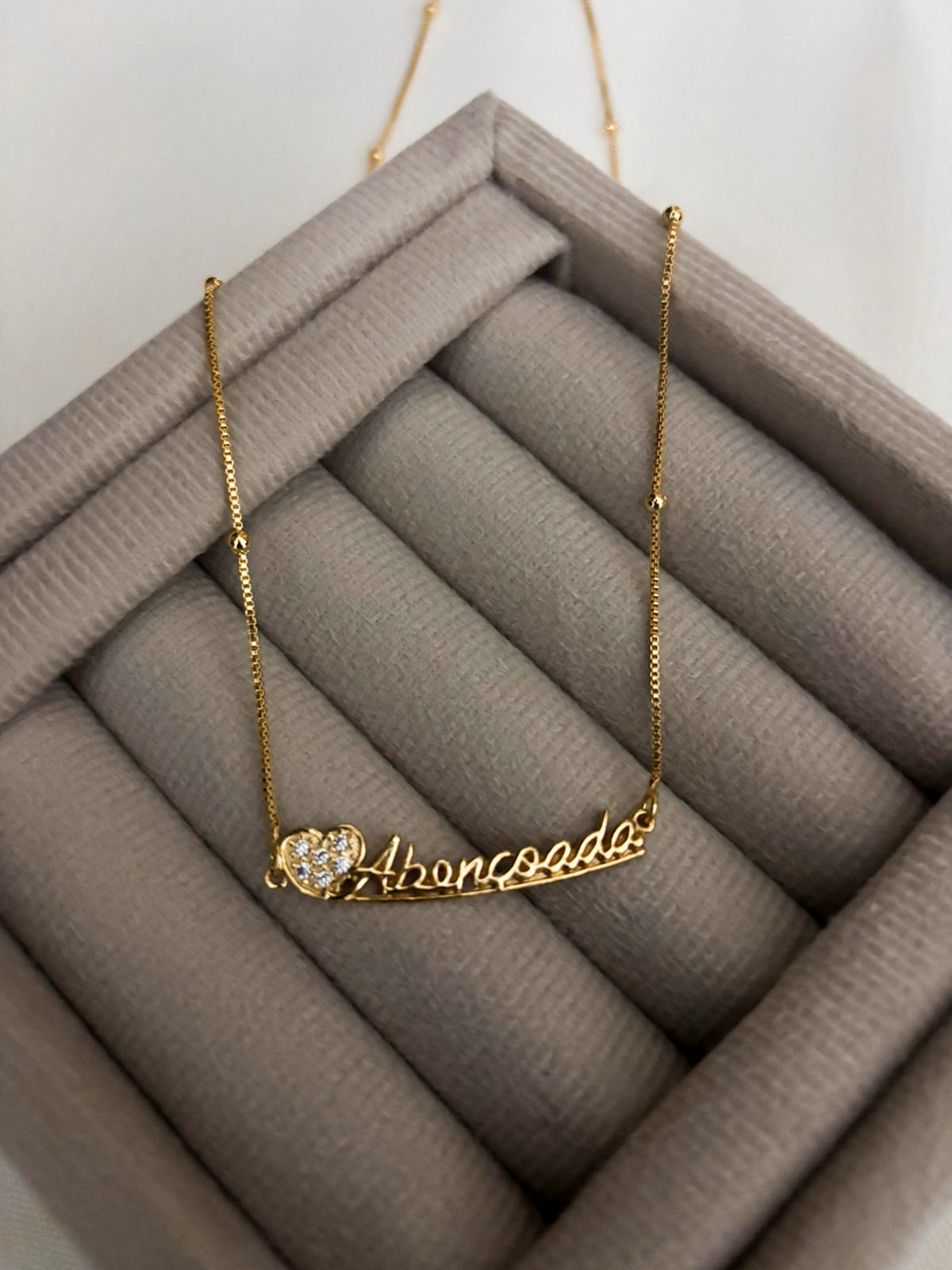 Colar Abençoada - Detalhado  Com Micro Zircônias - Coleção Aurora - Banhado a Ouro 18k