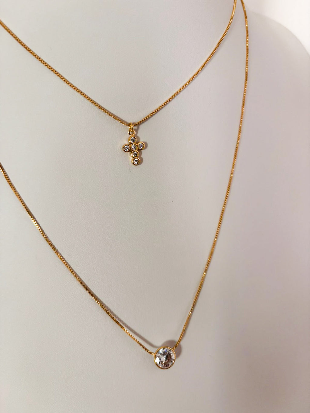 Colar Ponto Celeste - Duplo Colar C/ Pingentes de Ponto de Luz  e Cruz - Coleção Aurora - Banhado a Ouro 18k