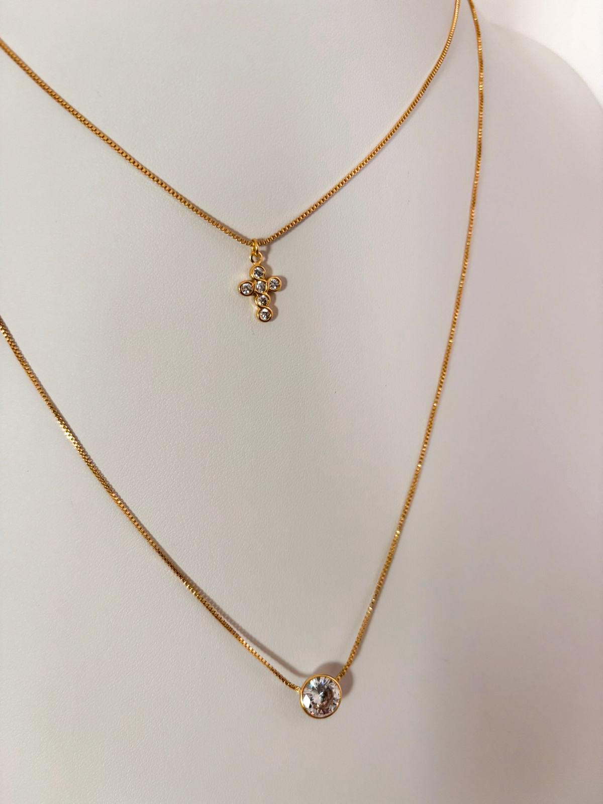 Colar Ponto Celeste - Duplo Colar C/ Pingentes de Ponto de Luz  e Cruz - Coleção Aurora - Banhado a Ouro 18k