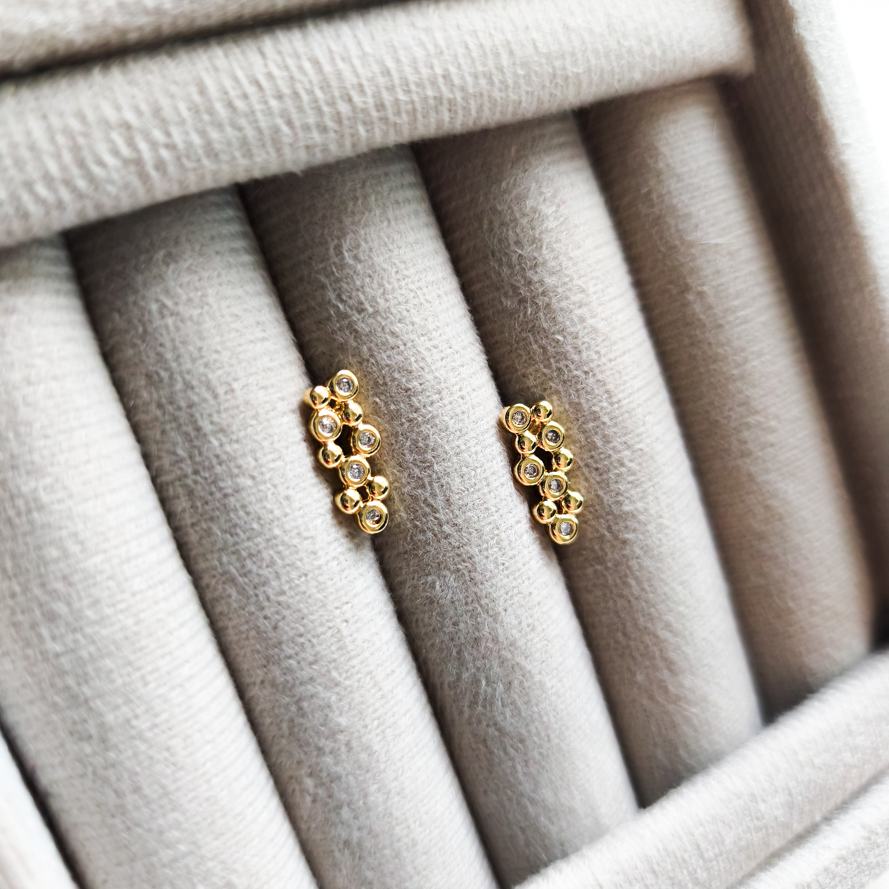 Brincos Pontos de Luz - Detalhados Com Zircônias - Coleção Aurora - Banhado a Ouro 18k