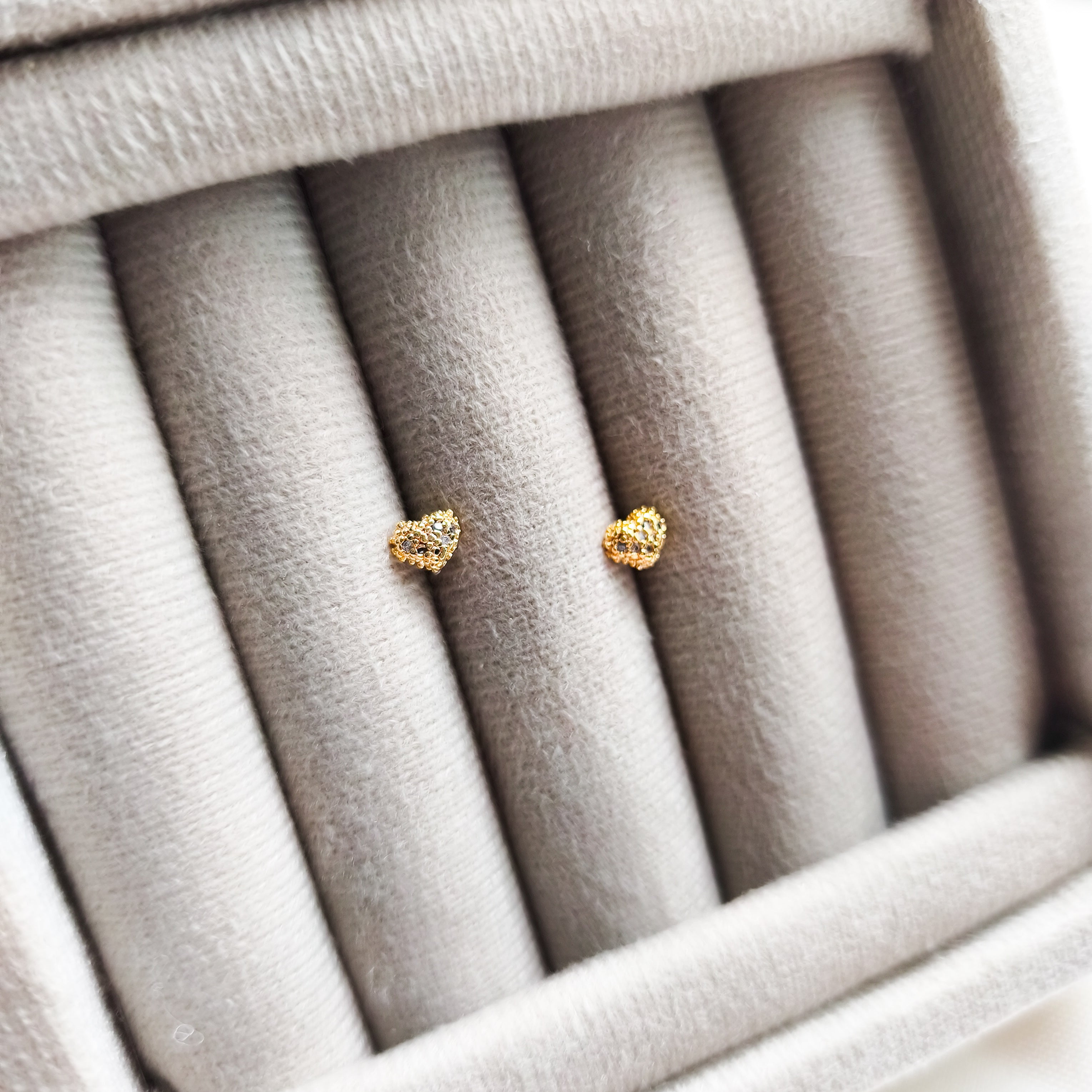 Brinco Shine - Detalhado Com  Coração Pequeno Cravejado - Coleção Aurora - Banhado a Ouro 18k