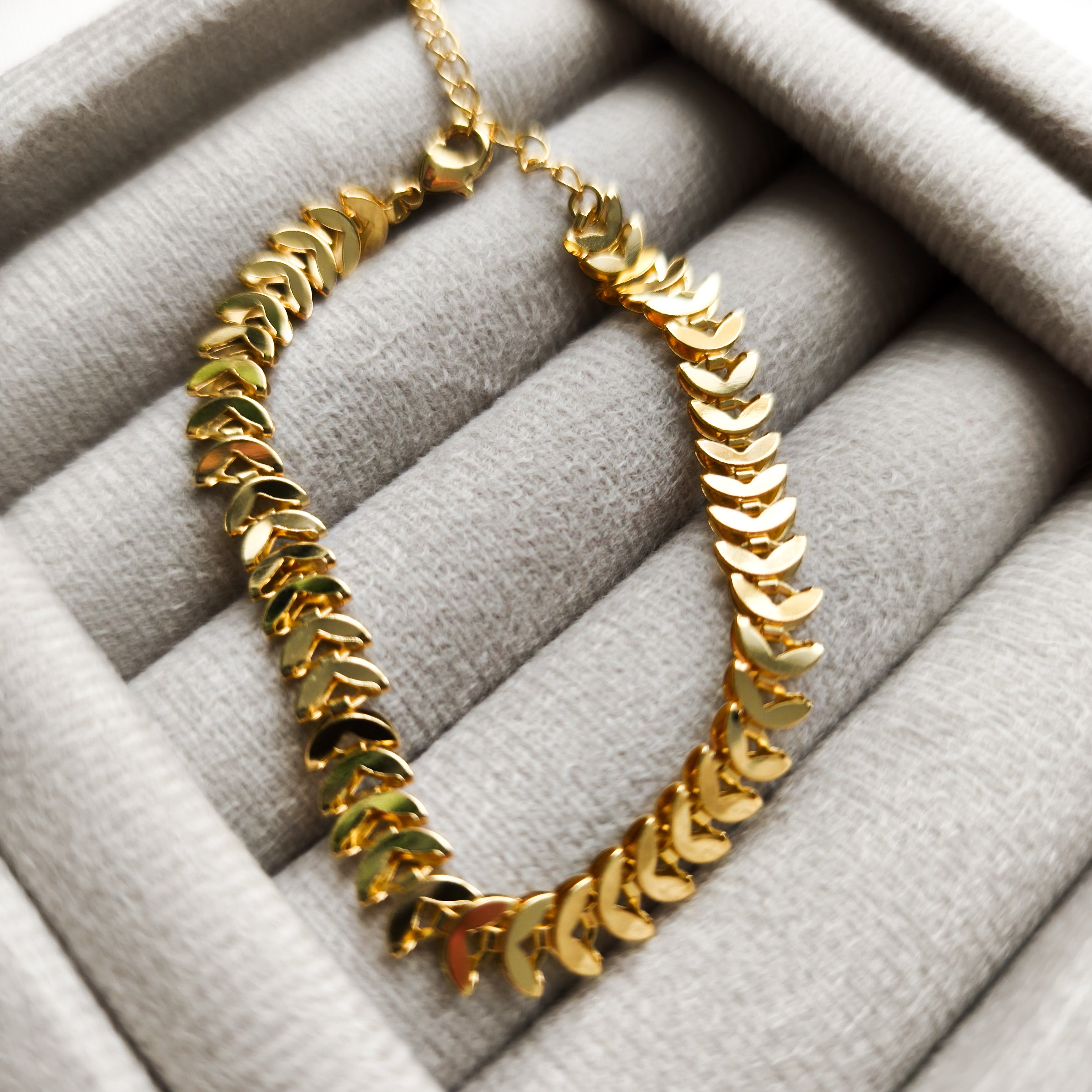 Pulseira Aurora Glow - Detalhes em Escamas - Coleção Aurora - Banhada a Ouro 18k