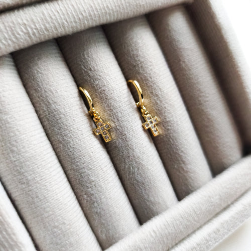 Argola Majestade - Detalhadas Com Pingente de Cruz - Coleção Aurora - Banhado a Ouro 18k